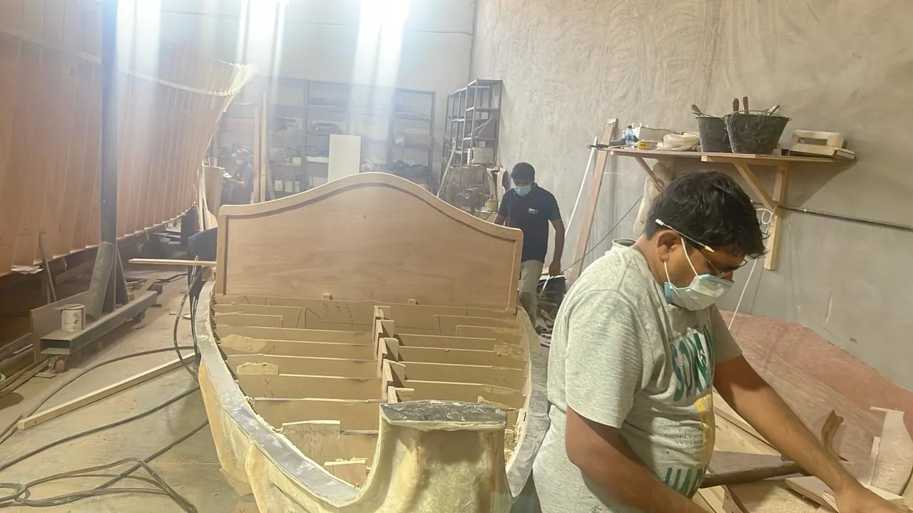 حرفي يبني الهيكل الخشبي لقارب داخل ورشة سفان